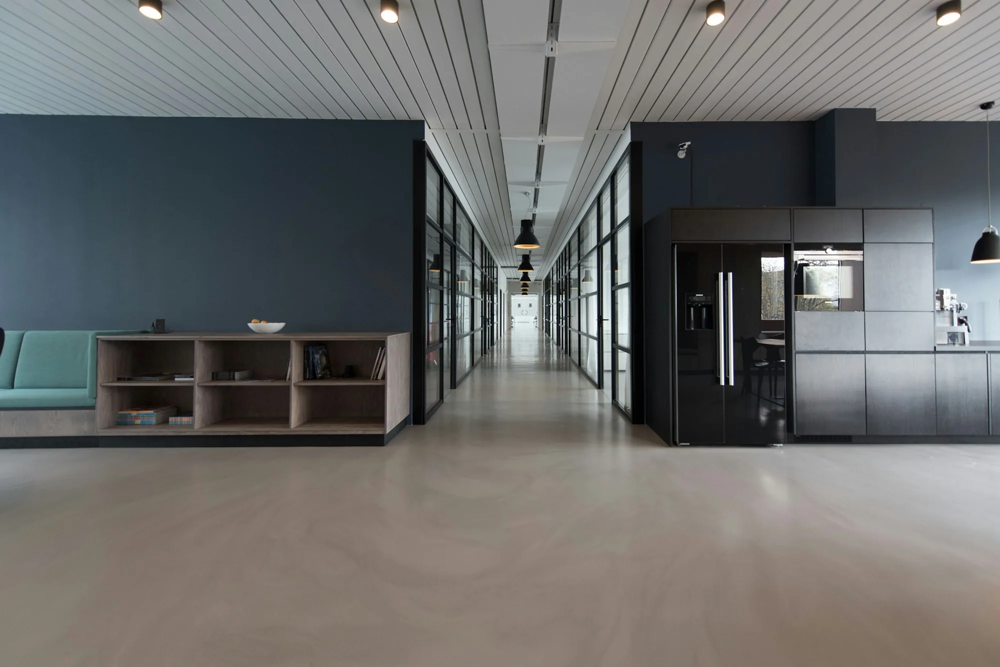 Lobby moderno e iluminado do escritório GVM Imóveis